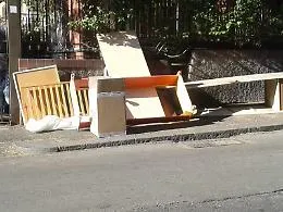 Catania, via Muscatello ridotta a discarica