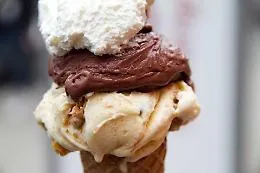 Dito tranciato dentro un cono gelato a Palermo: lo denuncia cliente inorridito