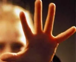 Non imped&igrave; gli abusi del marito sui figli, condannata e arrestata