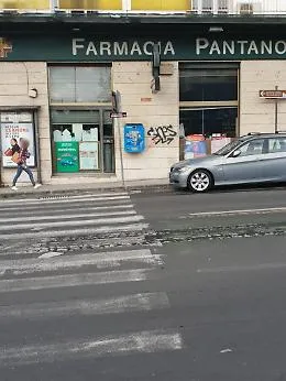 Catania, Via Ala: sacco della spazzatura depositato vicino la fermata del bus