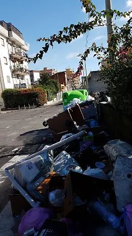 Catania, Via Paratore invasa dai rifiuti: &egrave; emergenza sanitaria!