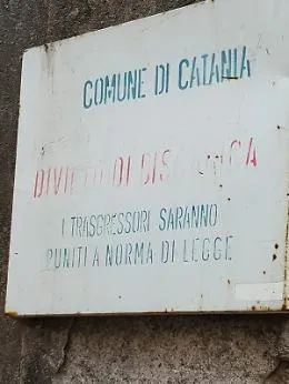 Catania: Via Capuana, angolo distretto militare. Ecco a che servono i divieti