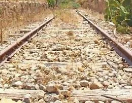 Auto inseguita si ribalta su binari, stop a treni sulla Messina-Palermo