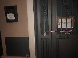Patern&ograve;, un mazzo di fiori bianchi davanti alla casa della tragedia