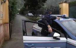 Uomo accoltellato in casa mentre dorme,
la moglie e due figli confessano il delitto