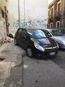 Catania, Via Sisto: appello dei residenti per la posa di paletti parapedonali