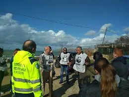 Volontari del Wwf puliscono la spiaggia di Licata