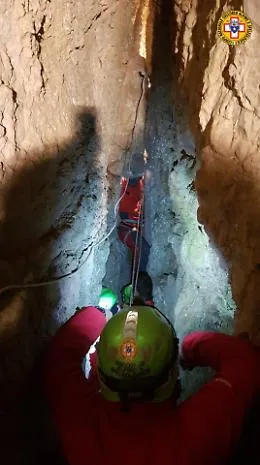 Cane intrappolato in una grotta, arriva il Soccorso Alpino