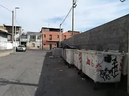 Catania, Via Melilli: cassonetti colmi, rotti e fuori uso
