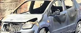 Auto attivista, in video uomo con ciabatte e accendino ma per bruciare rifiuti