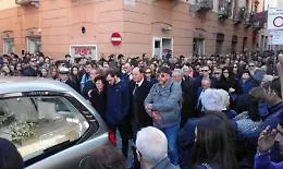 Ai funerali di Nicoletta il dolore del padre: &laquo;Non sono riuscito a salvarla&raquo;