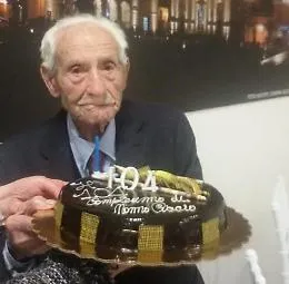 Il nonnino di Grammichele festeggia i suoi 104 anni: &laquo;Il mio segreto? Raccolgo asparagi e ogni giorno bevo due bicchieri di vino&raquo;