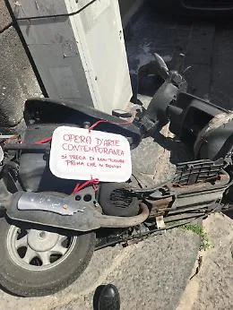 Catania: lo scooter abbandonato e l'ironia catanese