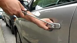 Canicatt&igrave;, maxi furto in via Marconi: svaligiate dieci auto di professionisti