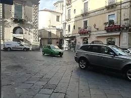Catania piazza Addamo, si parcheggia  in maniera super arrogante.