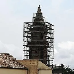 Pedara: operai a 30 metri di altezza senza protezione