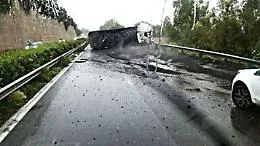 Tir si ribalta sulla A18 nei pressi di Taormina: traffico deviato