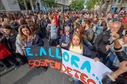 Prof sospesa, centinaia in piazza a Palermo: &laquo;E allora sospendeteci tutti&raquo;