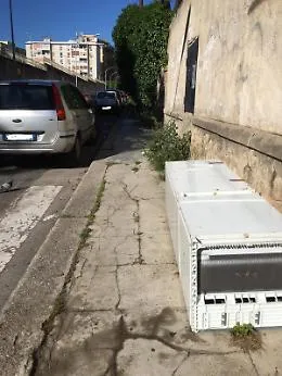 Palermo: marciapiede di Via Dicillo invaso da erbacce e rifiuti