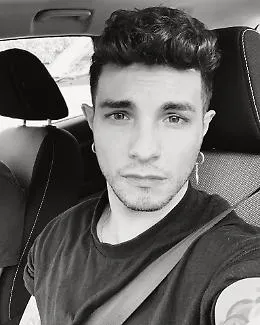 Marco Carta accusato di aver rubato magliette alla Rinascente di Milano: arrestato