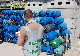 Troppe bombole stipate in deposito e negozio a Scordia: scatta sequestro