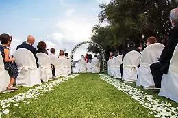 Matrimonio all'americana: rito e ricevimento 
in un&rsquo;unica location. Anche in Sicilia &egrave; tendenza