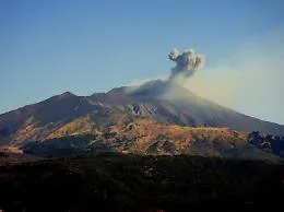 Etna, eruzione da una nuova frattura:
la Protezione civile alza livello di allerta