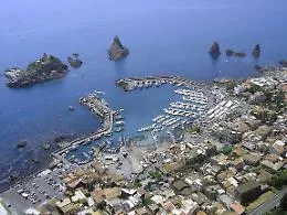 Turismo in Sicilia, gli effetti collaterali
che "scuotono" Aci Trezza e Marzamemi