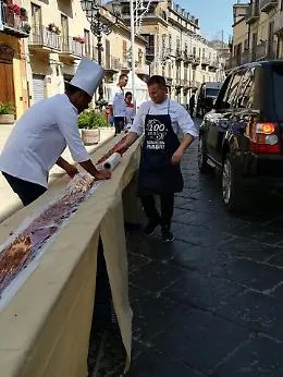 Mazzarino stabilisce il Guinness dei primati per il torrone pi&ugrave; lungo del mondo