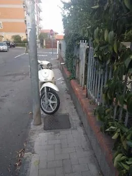 Gravina di Catania, scooter ostruisce il passaggio dei bimbi sul marciapiede