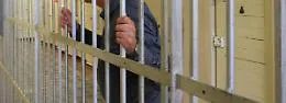 Agrigento, micro cellulari sul muro di cinta del carcere