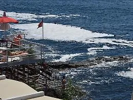 Catania, grandi chiazze di schiuma a mare ma non &egrave; inquinamento
