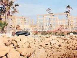 Gettata di cemento sulla sabbia, sigilli al lido Agua beach di San Lorenzo