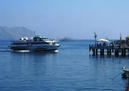 Stromboli, barca travolta da onde del vaporetto, turista ferita