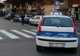 Catania, 11 parcheggiatori abusivi sanzionati: uno stava nascondendo 100 euro. Alla terza volta scatta l'arresto