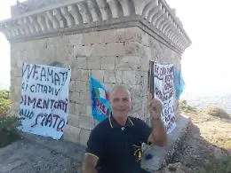 In tenda su isolotto, pompiere protesta contro politica