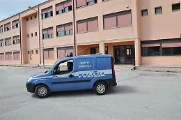 Ragusa, blitz della Polizia in un liceo e in un istituto professionale: trovati hashish e marijuana