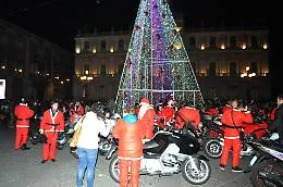 Catania, la sfilata dei Babbo Natale in moto
