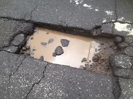 Strade a rischio trappola: le &ldquo;buche killer&rdquo; della provincia e l&rsquo;allarme dopo l&rsquo;incidente a Pachino