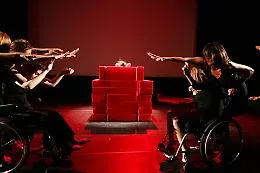 Un Vaffa ai pregiudizi: con Boxeurs la compagnia Neon Teatro colpisce ancora dritto al cuore