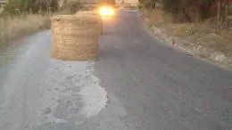 Balle di fieno in curva a Montedoro: roba da pazzi!