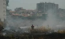 Catania: in fiamme sterpaglie in via Martelli Castaldi, minacciate abitazioni