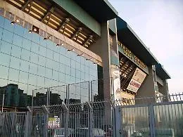 Momenti di tensione al "Barbera", scontri tra tifosi prima di Palermo-Carrarese: un giovane ferito alla testa