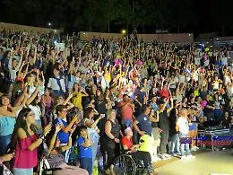 Tanti giovanissimi, ma non solo per The Kolors a Zafferana: le foto del concerto