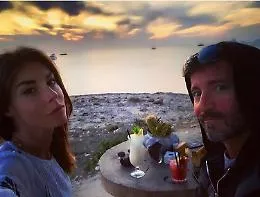 Max Biagi "recupera" l'estate a Formentera insieme a Bianca