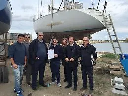 Corsi di vela per disabili e studenti con barca utilizzata per sbarchi