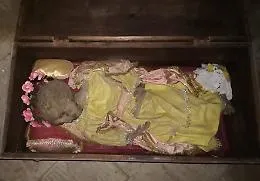 Il giallo della bimba nel baule ritrovata a Palermo: non &egrave; una mummia