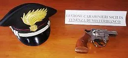 Pensionato vuole indietro caparra da commerciante e al diniego tira fuori revolver