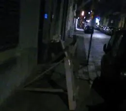 Transenna piena di chiodi abbandonata in via Aloi a Catania