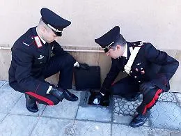 Messina, getta la cocaina nel water, i carabinieri la trovano nel tombino